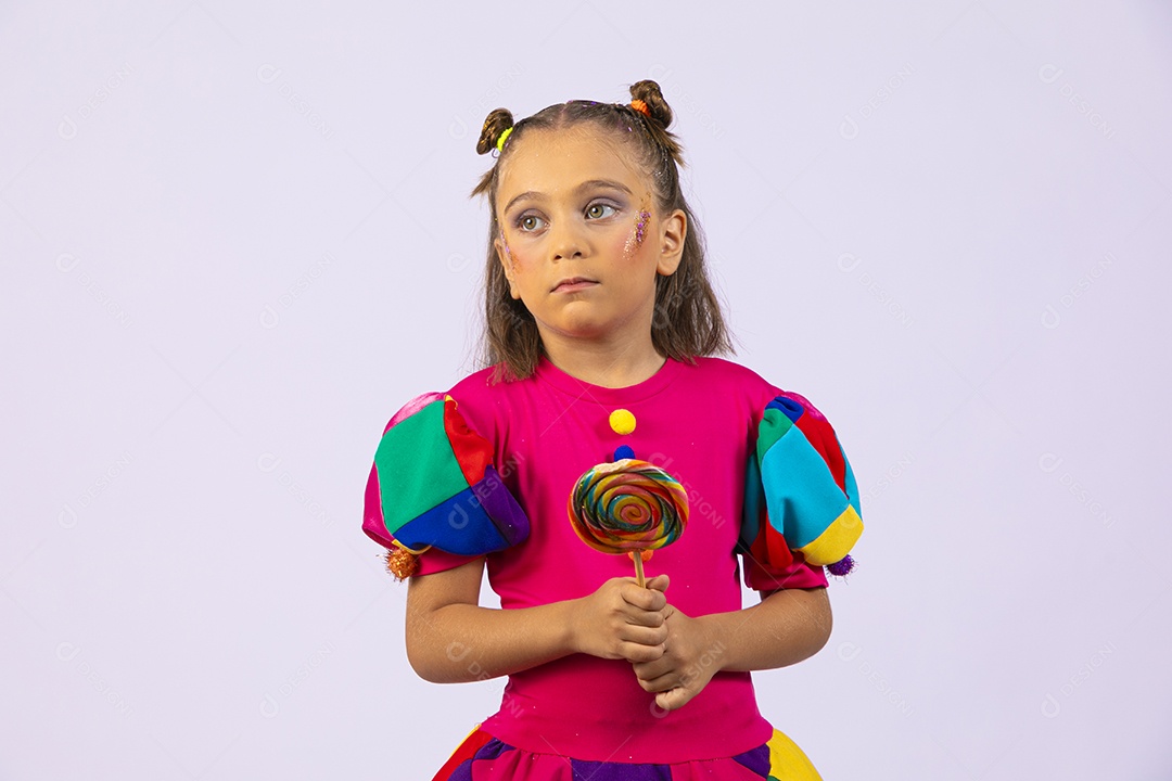 Uma linda menina toda colorida segurando pirulito