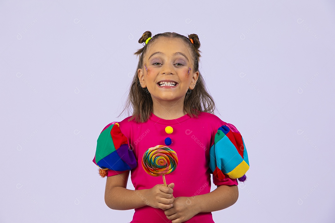 Uma criança fofa e linda segurando pirulito colorido
