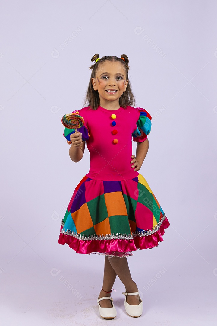 Uma menina segurando um pirulito nas mãos