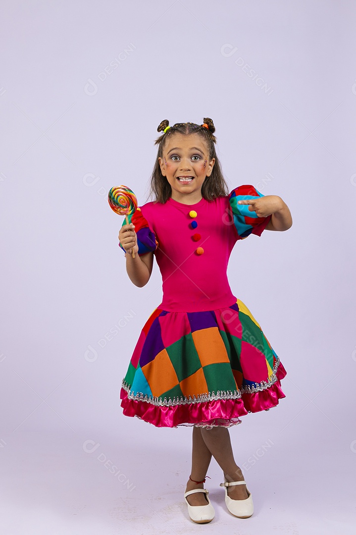 Uma linda criança feliz com um pirulito nas mãos