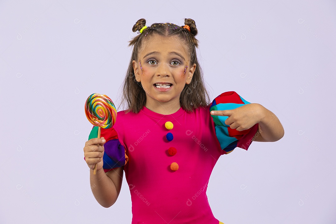 Linda menina com pirulito na mão apontando