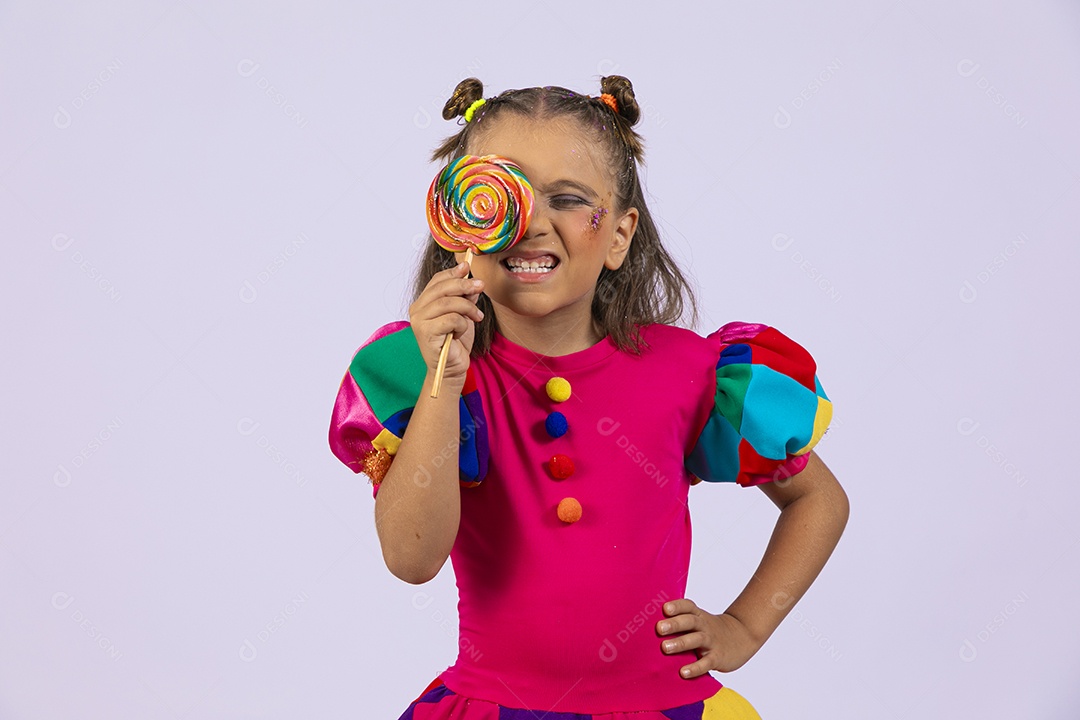 Uma garotinha linda com roupa colorida