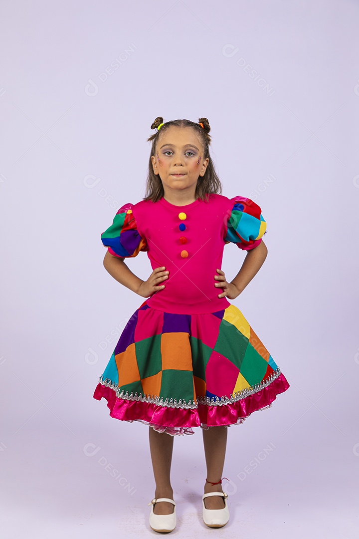 Uma menina fofa com mãos na cintura