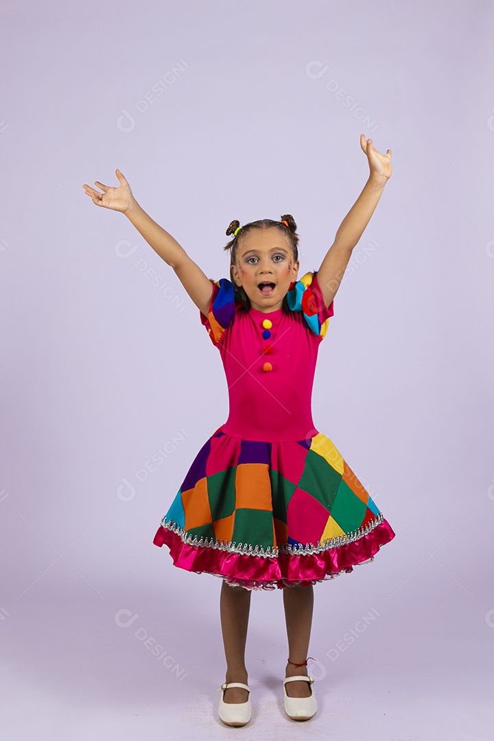 Uma garotaa feliz com mãos para cima