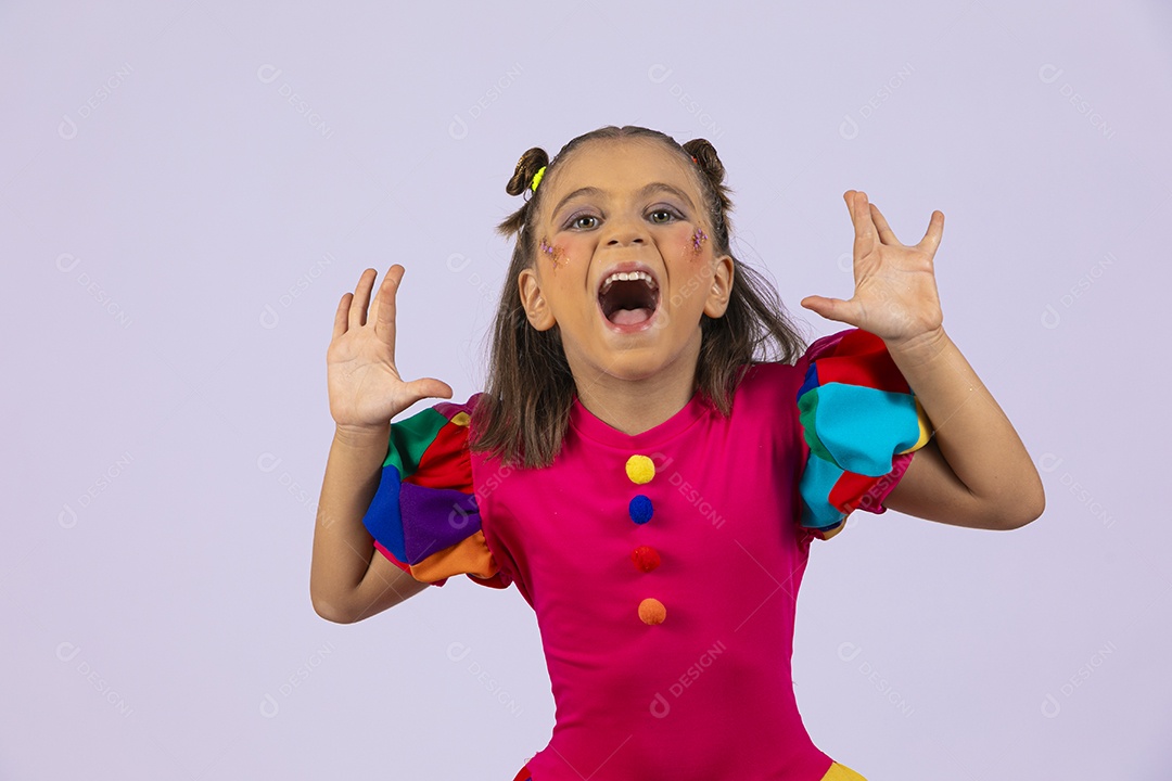 Uma garota com mãos para frente e gesto de grito