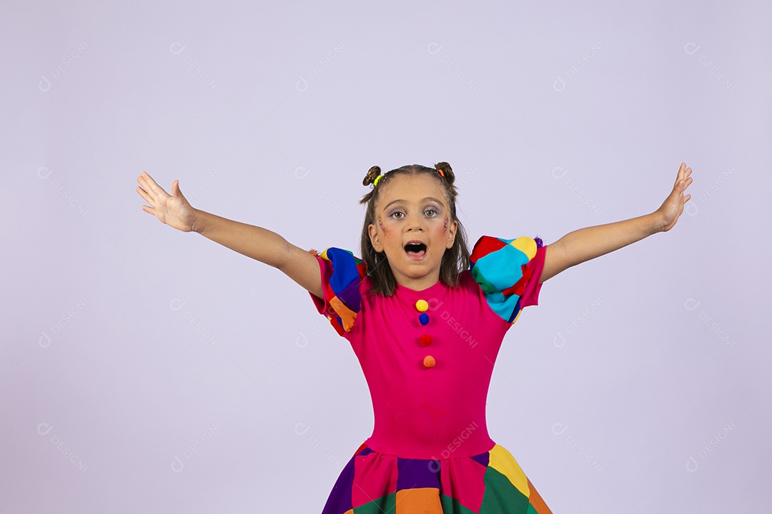 Uma garota contente com braços abertos