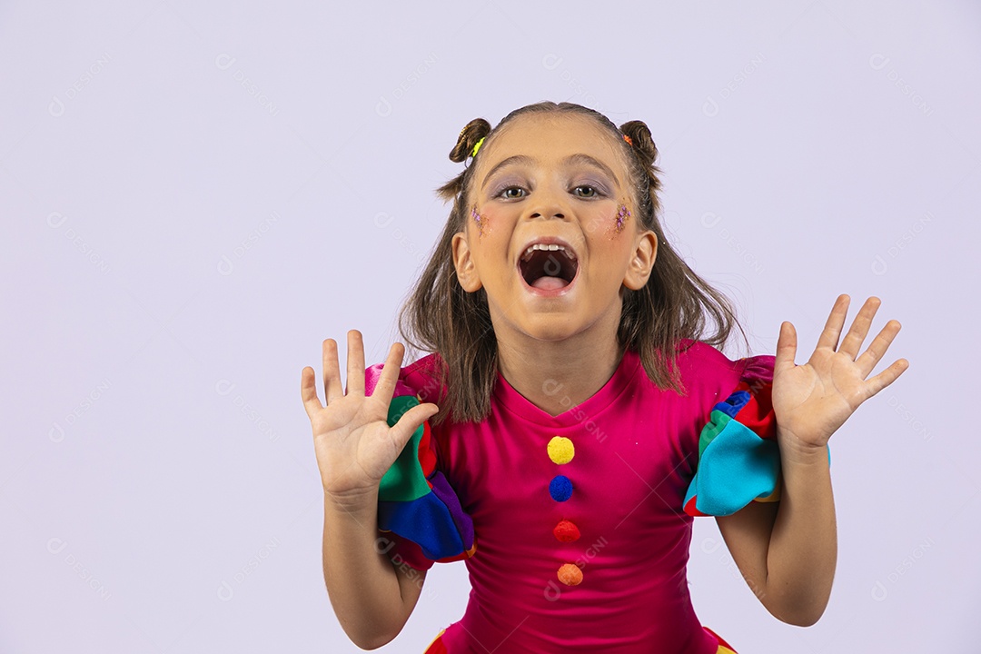 Uma linda garota com pose de grito e mãos para frente