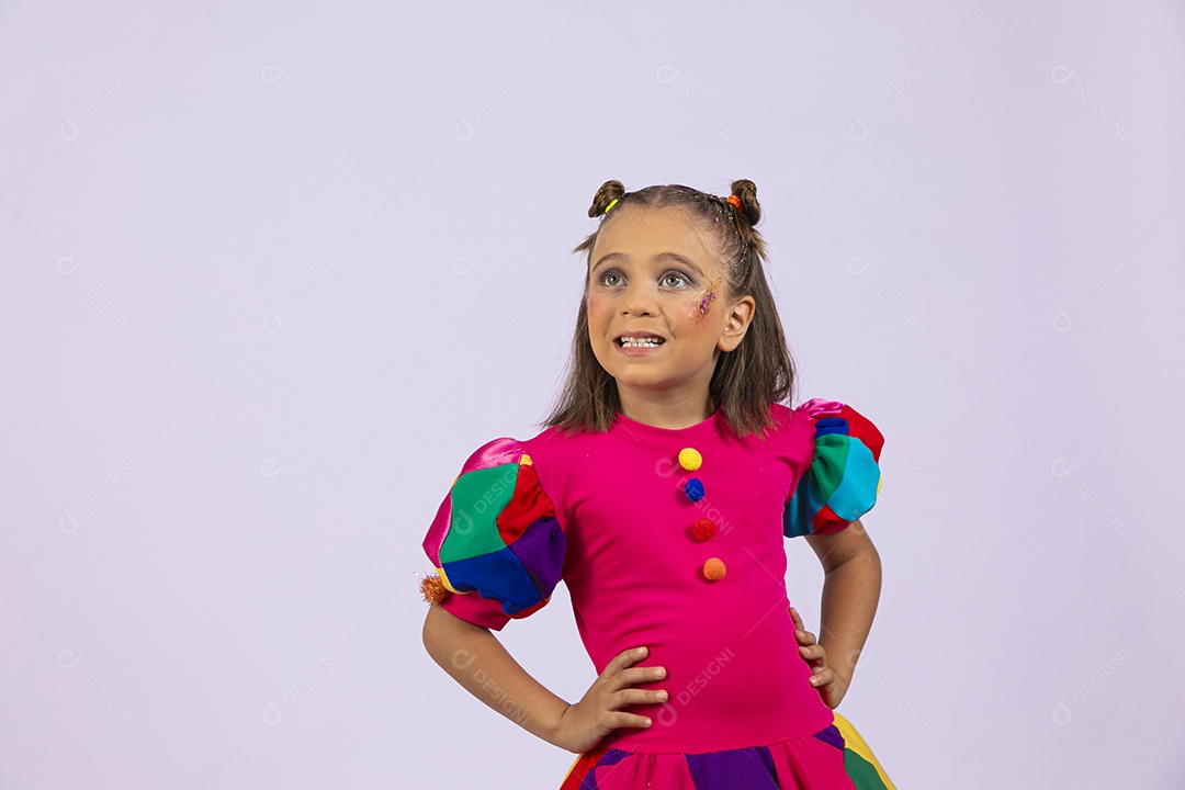 Garota fofa vestida com roupa colorida sorrindo