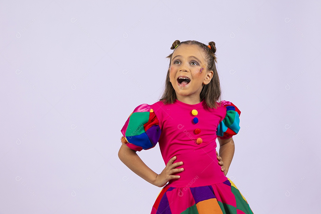 Uma fofa menina com roupa colorida com mãoas na cintura