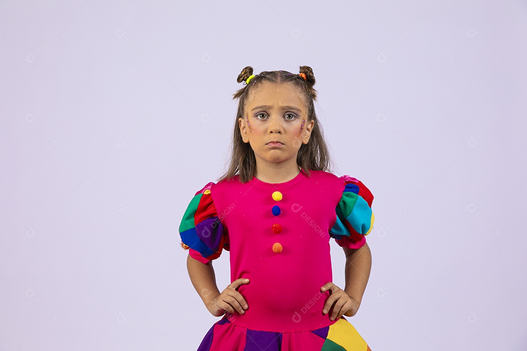 Uma fofa garota de cara fechada com mãos na cintura