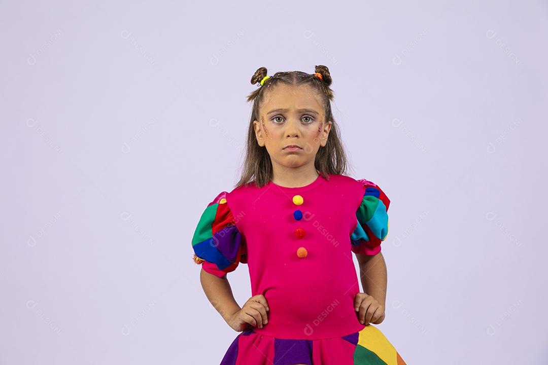 Menina fofa e seria com mãos na cintura