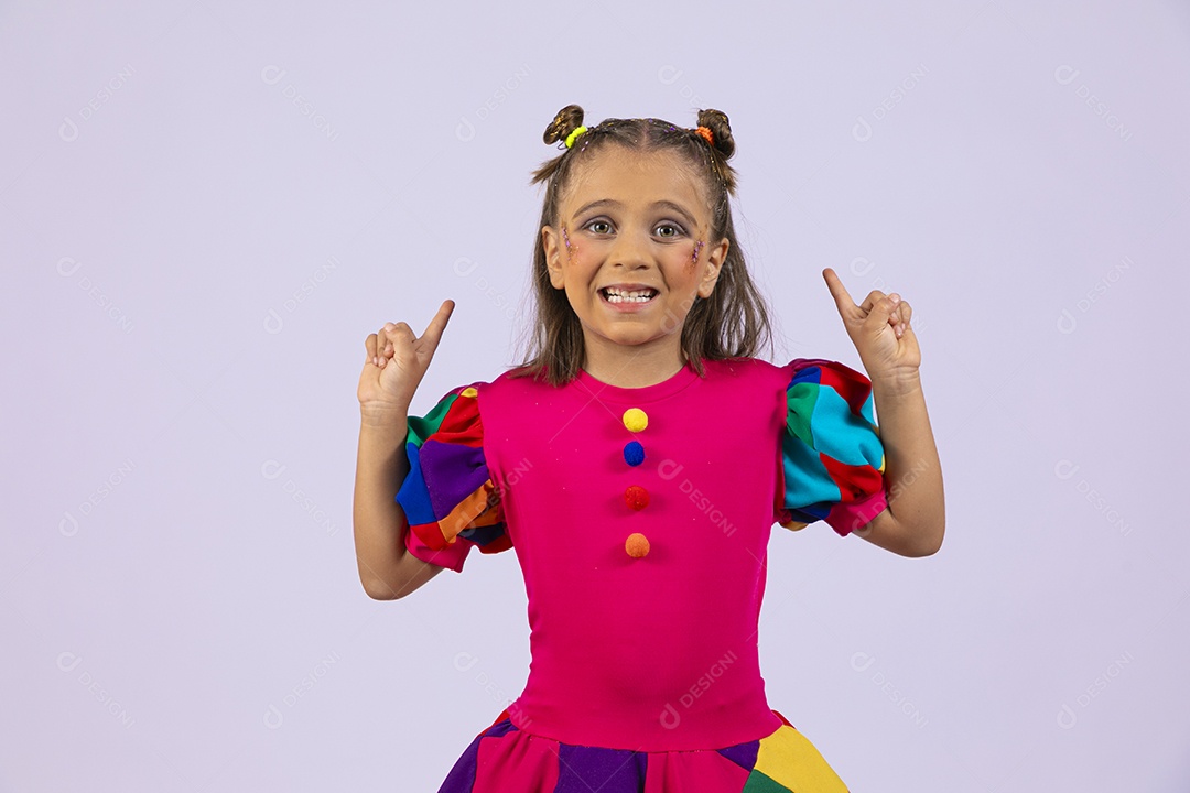 Menina apontando para cima linda sorrindo