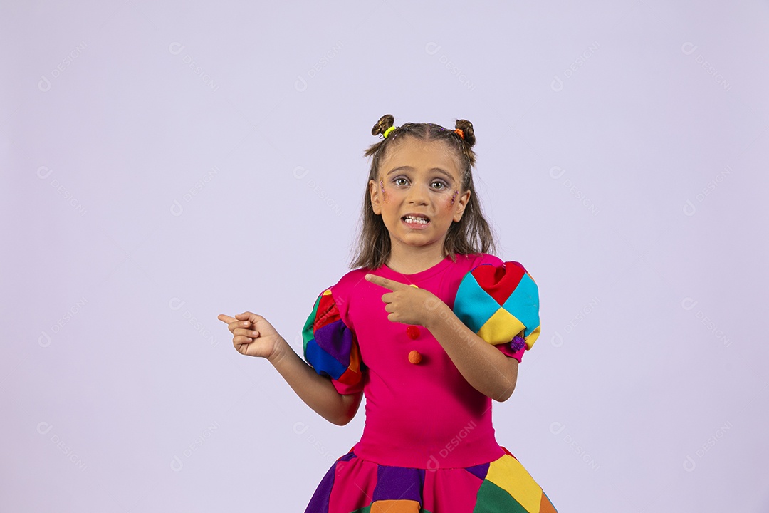 Uma menina linda sorrindo apontando para o lado