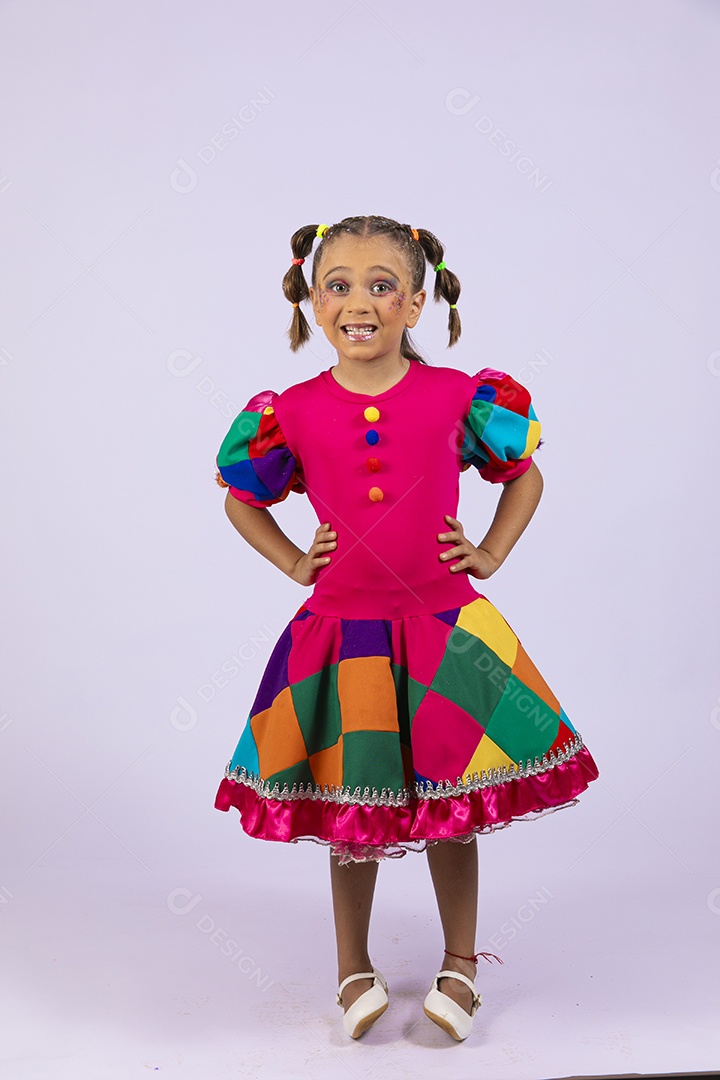 Menina linda com roupa colorida com mãos na cintura