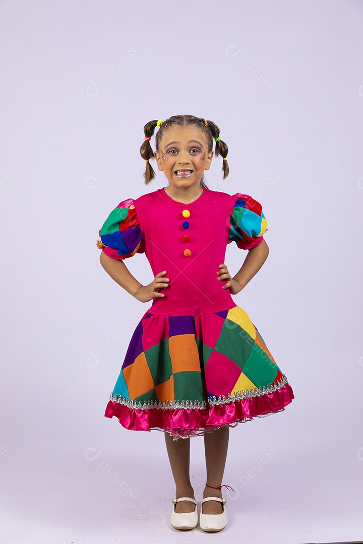 Uma adorável garota felizcom mãos na cintura