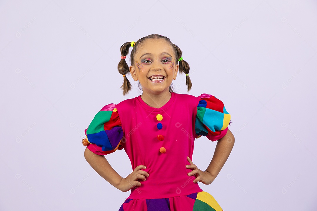 Menina liinda bem feliz com roupa colorida com mãos nos cintura