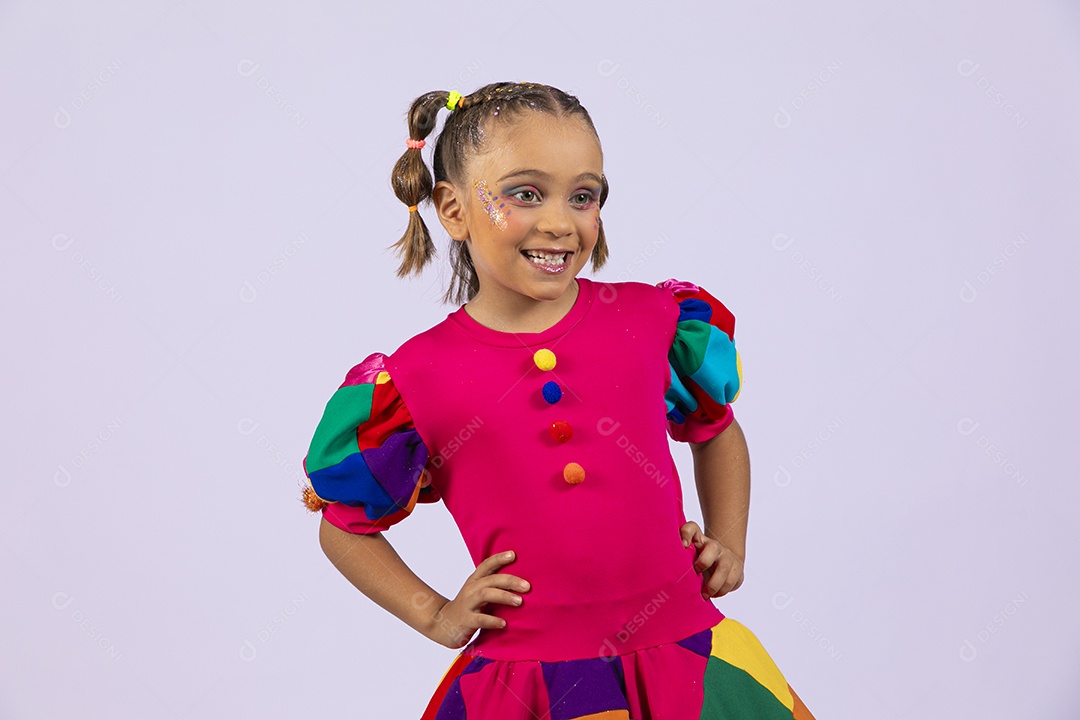 Menina feliz com mão na cintura sorrindo