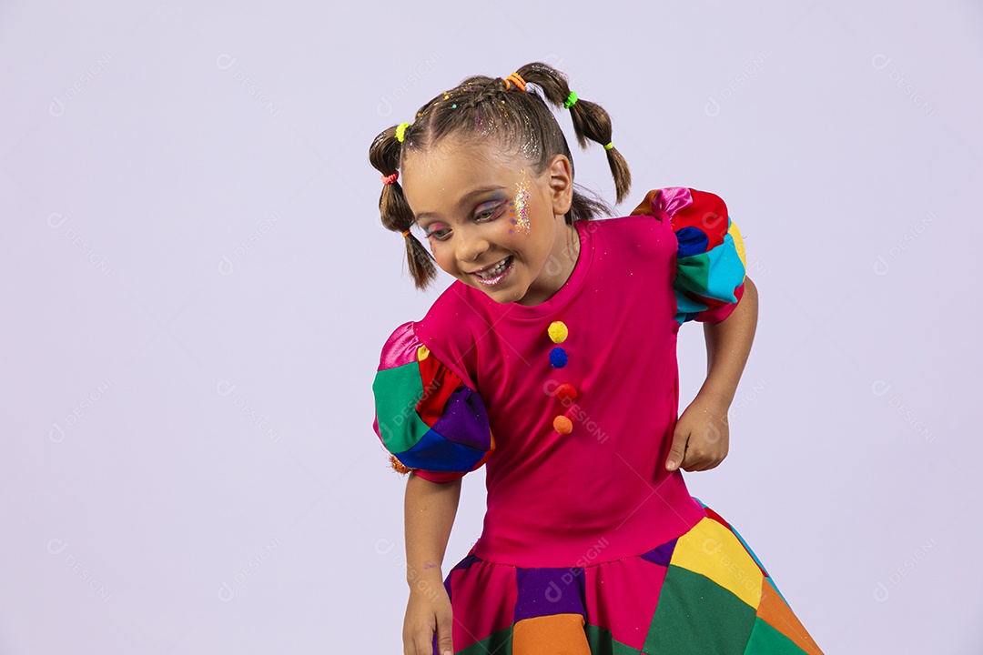 Menina fofinha com roupa colorida olhando para o lado bem feliz