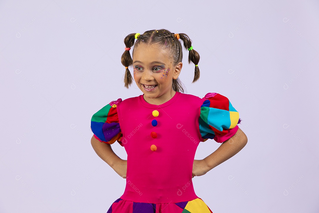 Menina fofa com roupa colorida feliz com mãos na cintura