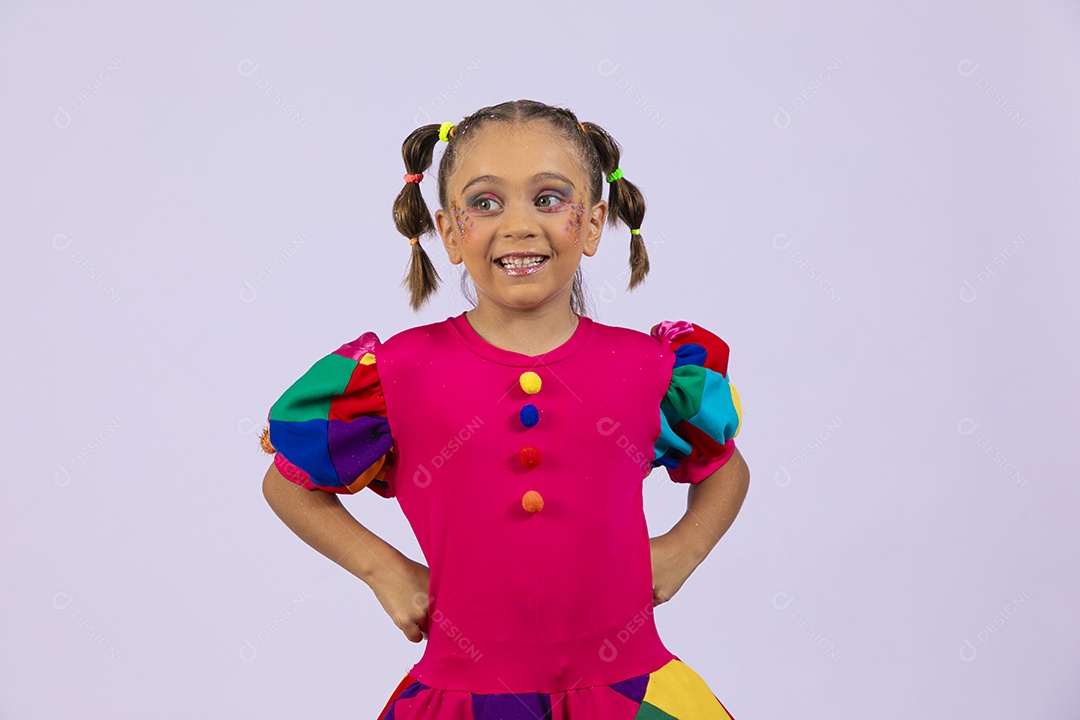 Menina linda sorrindo com fantasia colorida com mãos para trás