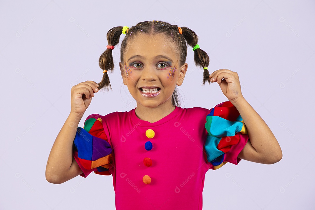 Garotinha fofa linda segurando o cabelo