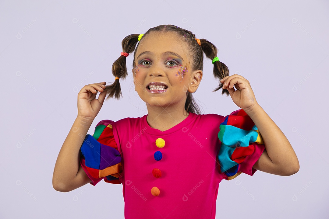 Menina linda com roupinha colorida segurando seu cabelo