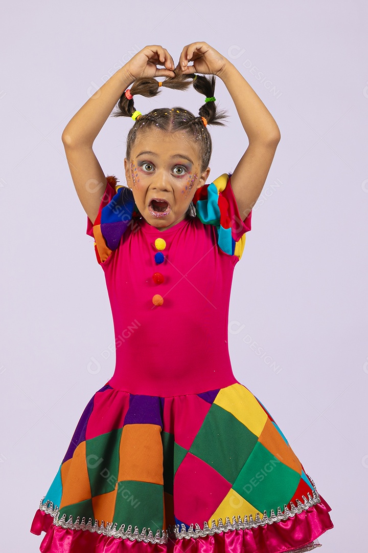 Menina engraçada fantasiada com roupa colorida fazendo careta