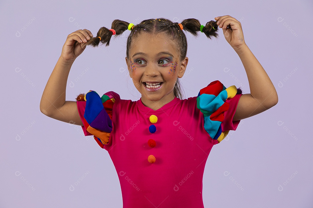 Menina fofa fantasiada fazendo pose de mão no cabelo