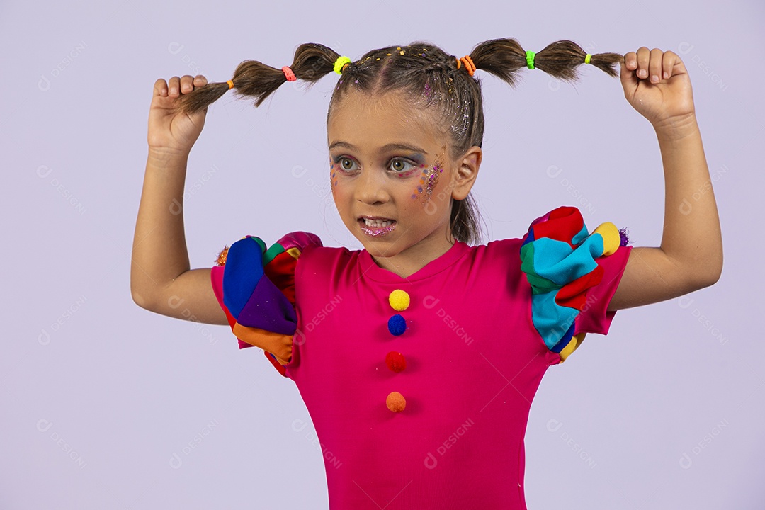 Menina segurando nos cabelos e roupa colorida