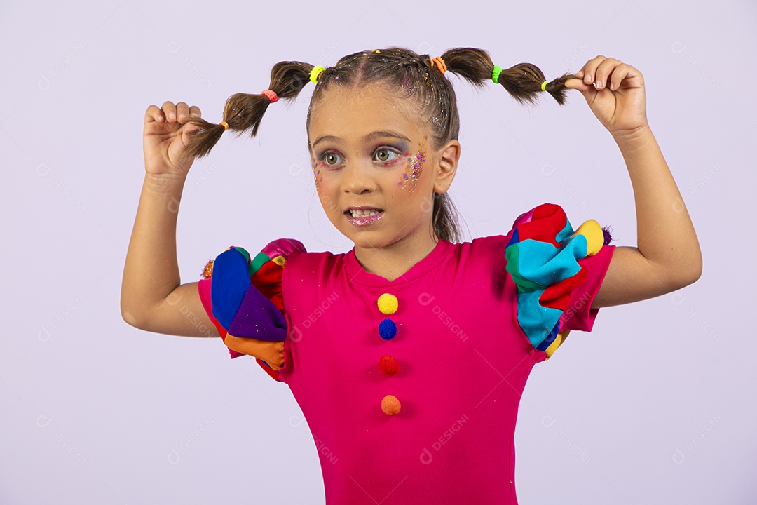 Menina fofa com roupinha colorida e pegando nos cabelo