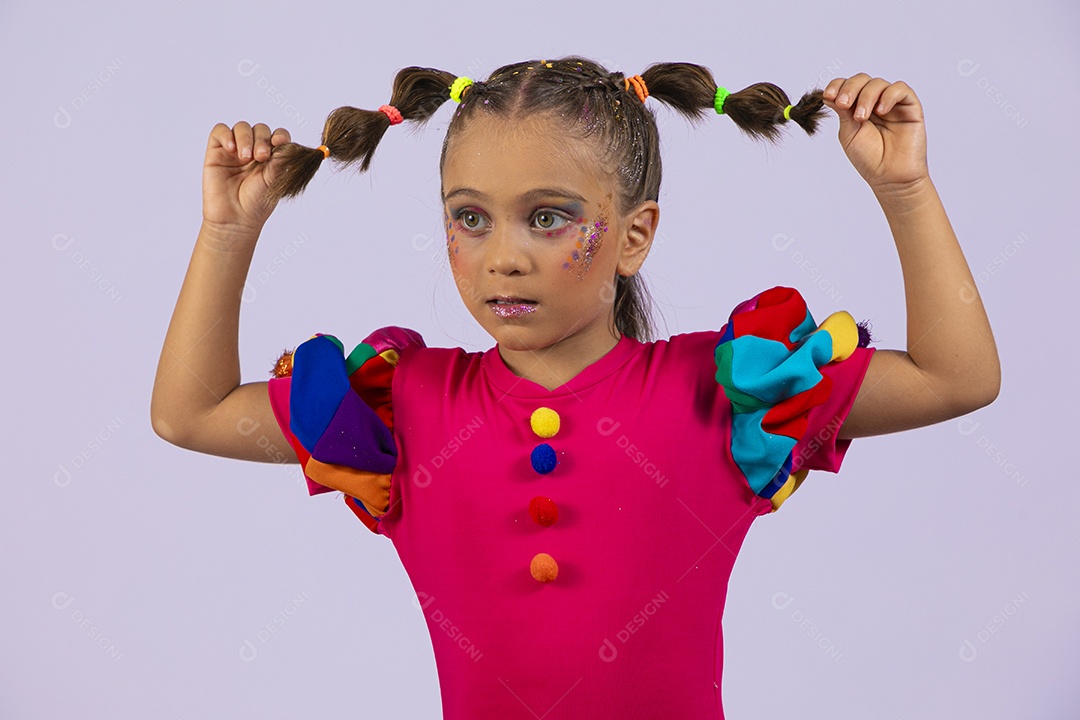 Menina linda com mãos nos cabelos trançinhas