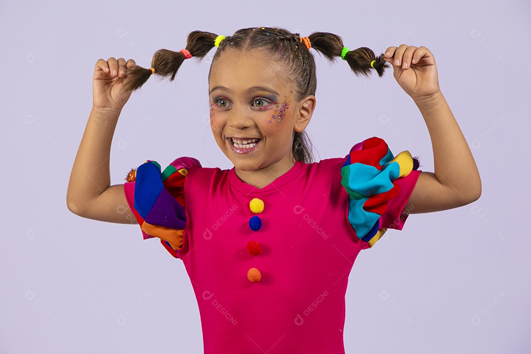 Menina fofa segurando nos cabelos feliz vestida de colorida