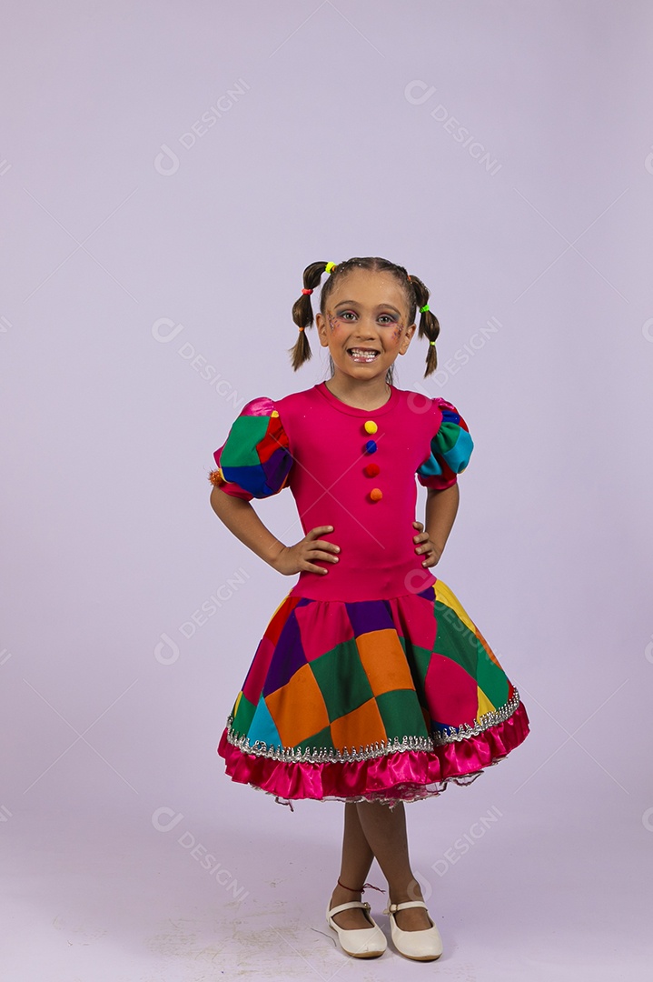 Menina fofa com roupa colorida com mãos na cintura feliz