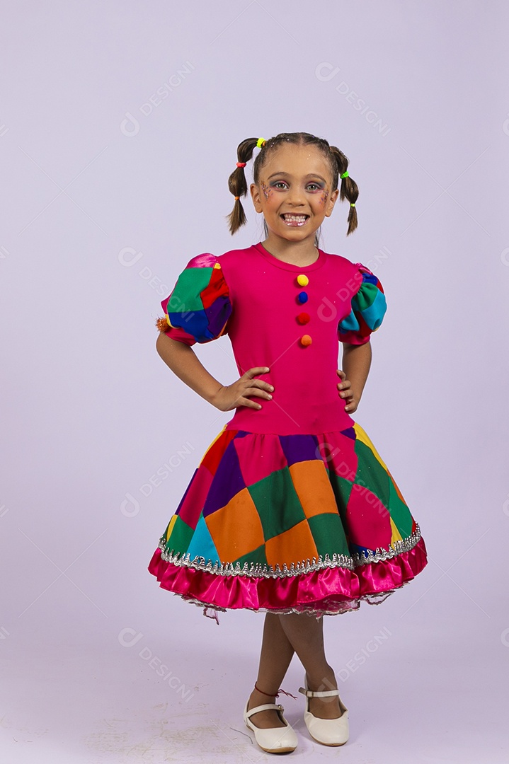 Menina fofa sorrindo com vestido colorido bem feliz