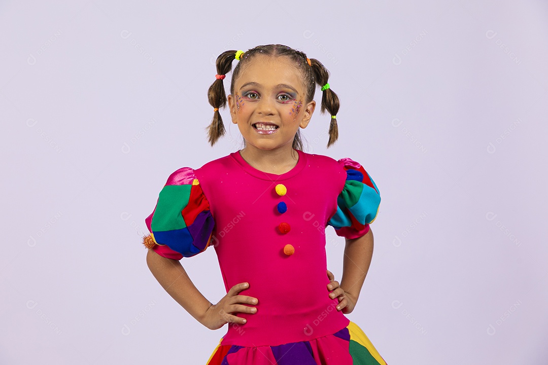 Menina linda com roupa colorida com mãos na cintura
