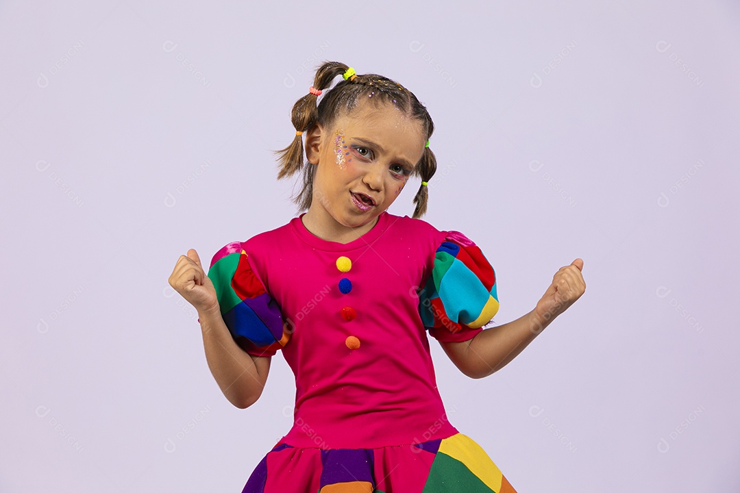 Menina fofa comeorando alguma coisa