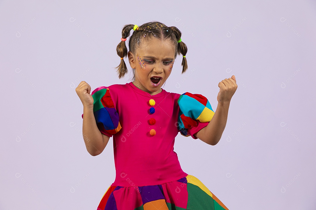 Menina fofa feliz comemorando alguma coisa