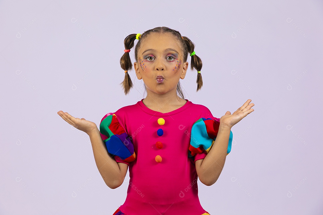 Menina fofa vestida com roupa colorida com mãos pra cima