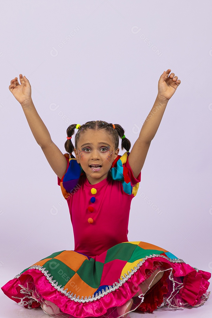 Linda menina fofa usando roupa colorida com mãos para cima