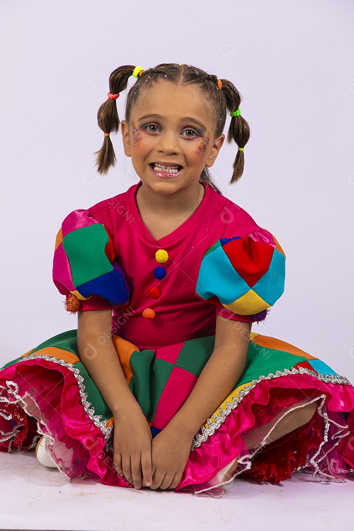 Menina fofinha com roupa colorida olhando bem feliz