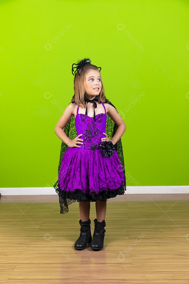 Menina fofa fantasiada com aranha para o halloween