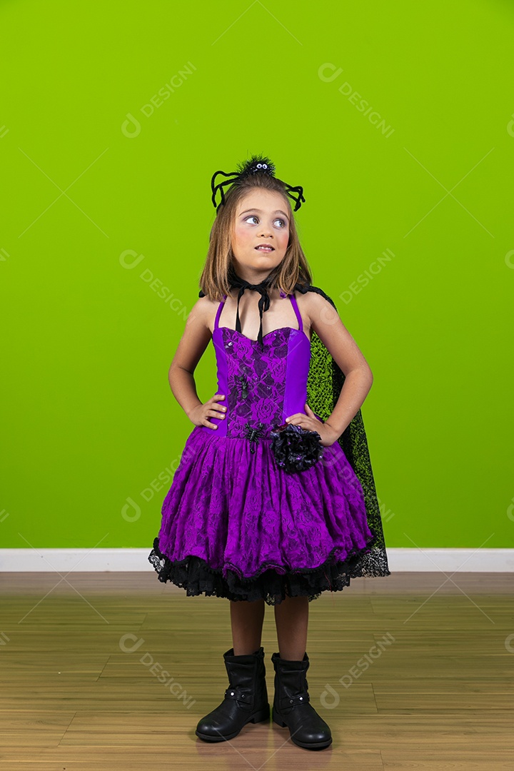 Menina fofa fantasiada de aranha para o halloween