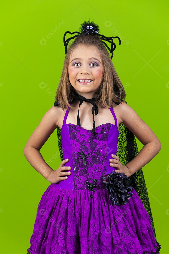 Menina linda e meiga fantasiada com mãos na cintura