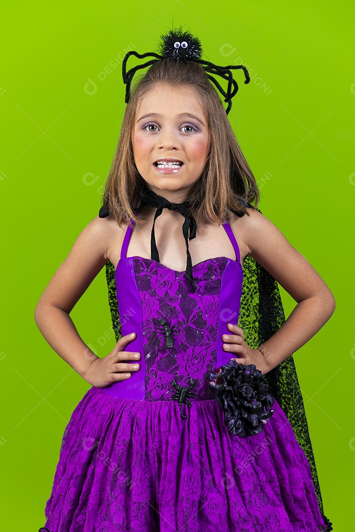 Meiga e linda garotinha fantasiada com aranha na cabeça para o halloween