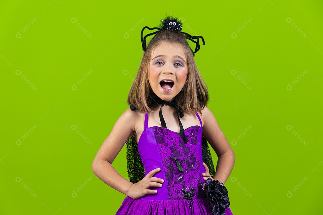 Menina meiga fantasiada para o halloween com mãos na cintura