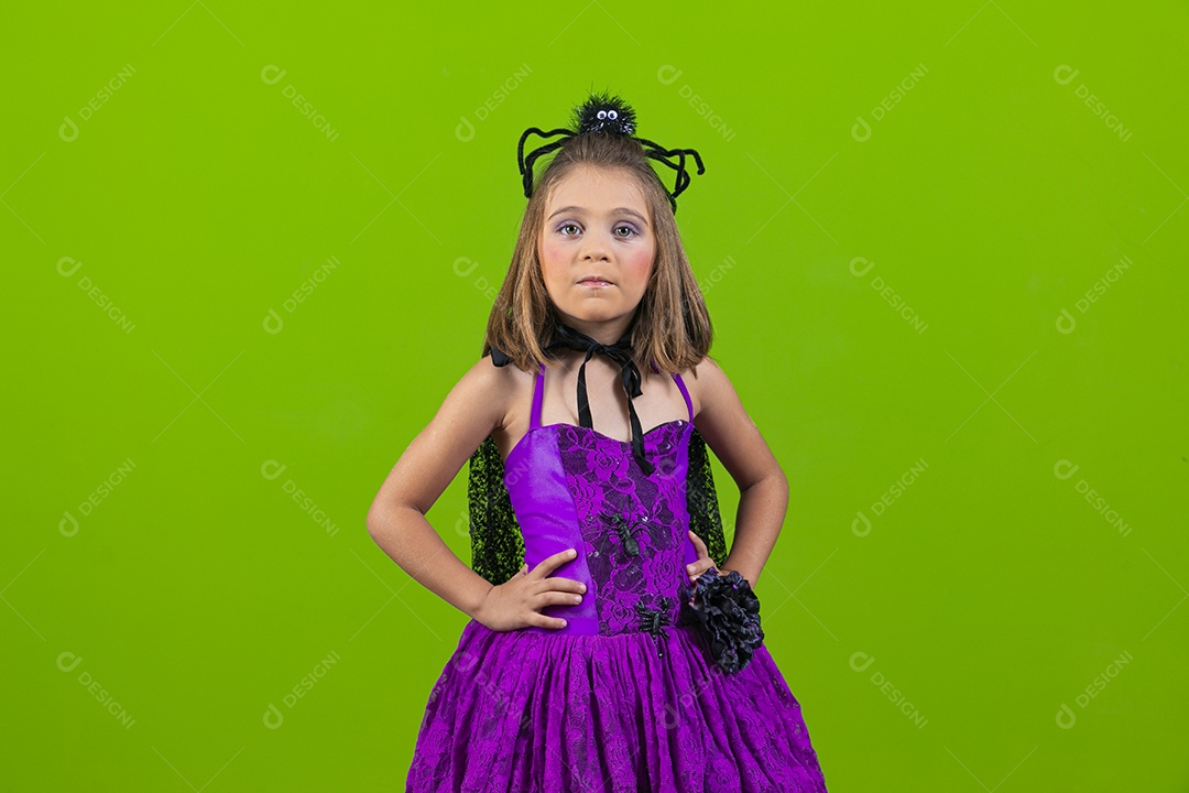 Menina linda e meiga fantasiada com mãos na cintura