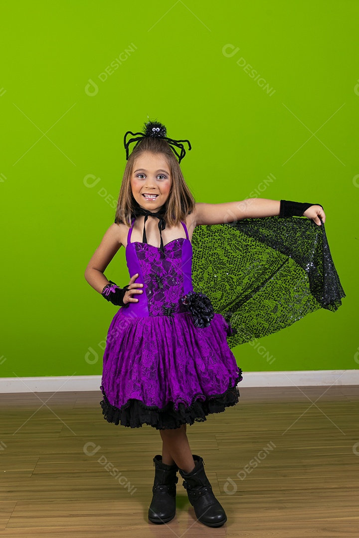 Meiga e linda menina fantasiada para halloween