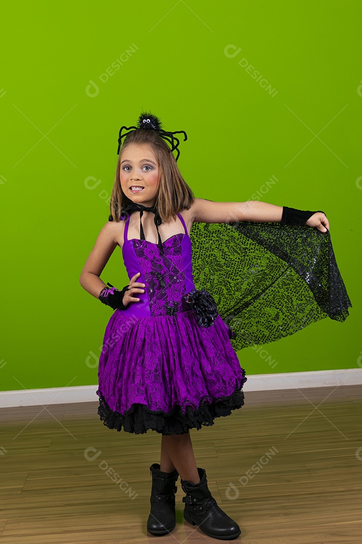 Meenina meiga fantasiada para o halloween