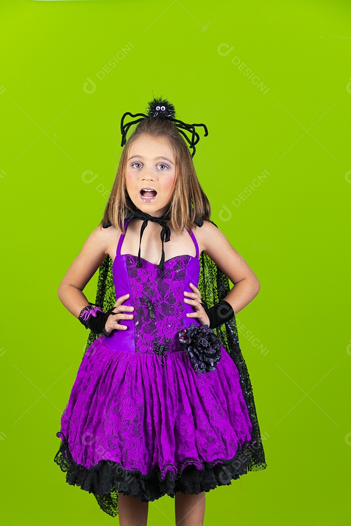 Menina fofa fantasiada de aranha para o halloween