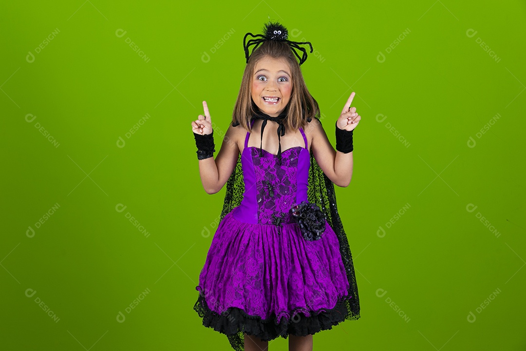 Menina fofa fantasiada para halloween fazendo pose de mão pra cima